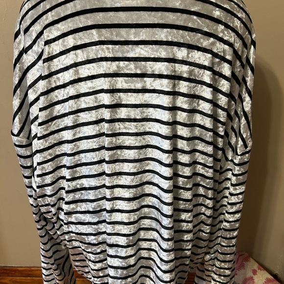 Creasant Drive Velour Stripped Lightweight Blouses Size 5X Fits Like A 4X - Picture 11 of 11